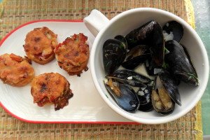 Bowl of mussels on plate with bruschetta