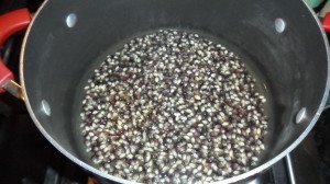 Bottom of the pot covered with kernels