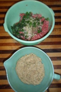 Bowl of meat mixture and bowl of breadcrumbs mixture.