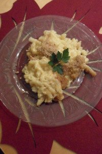 Perfect serving of mac and cheese with parsley garnish on leaf placemat